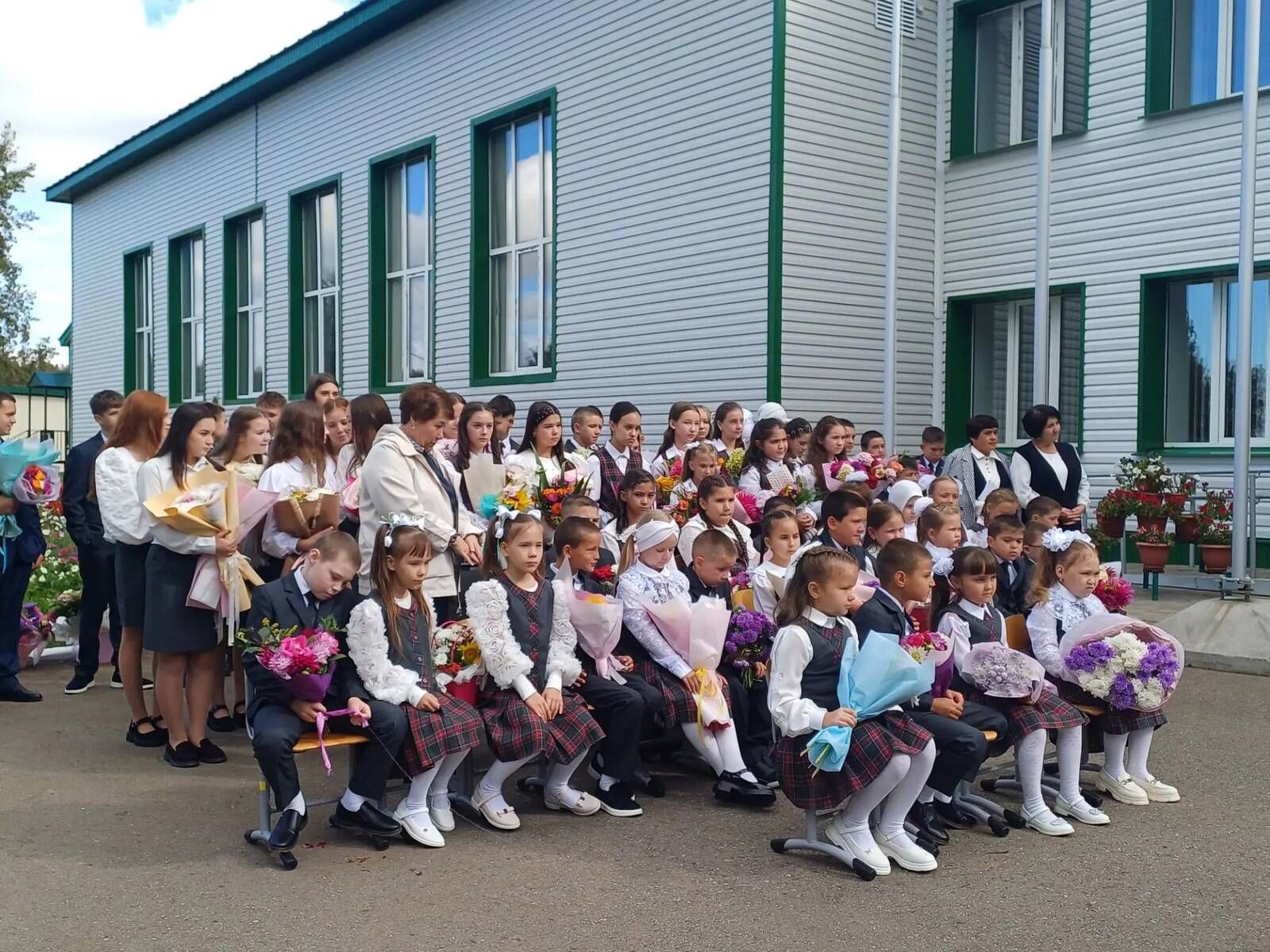 Олы Кибәче урта мәктәбендә яңа уку елы башланды: укучыларга уңышлар һәм кызыклы ачышлар телибез
