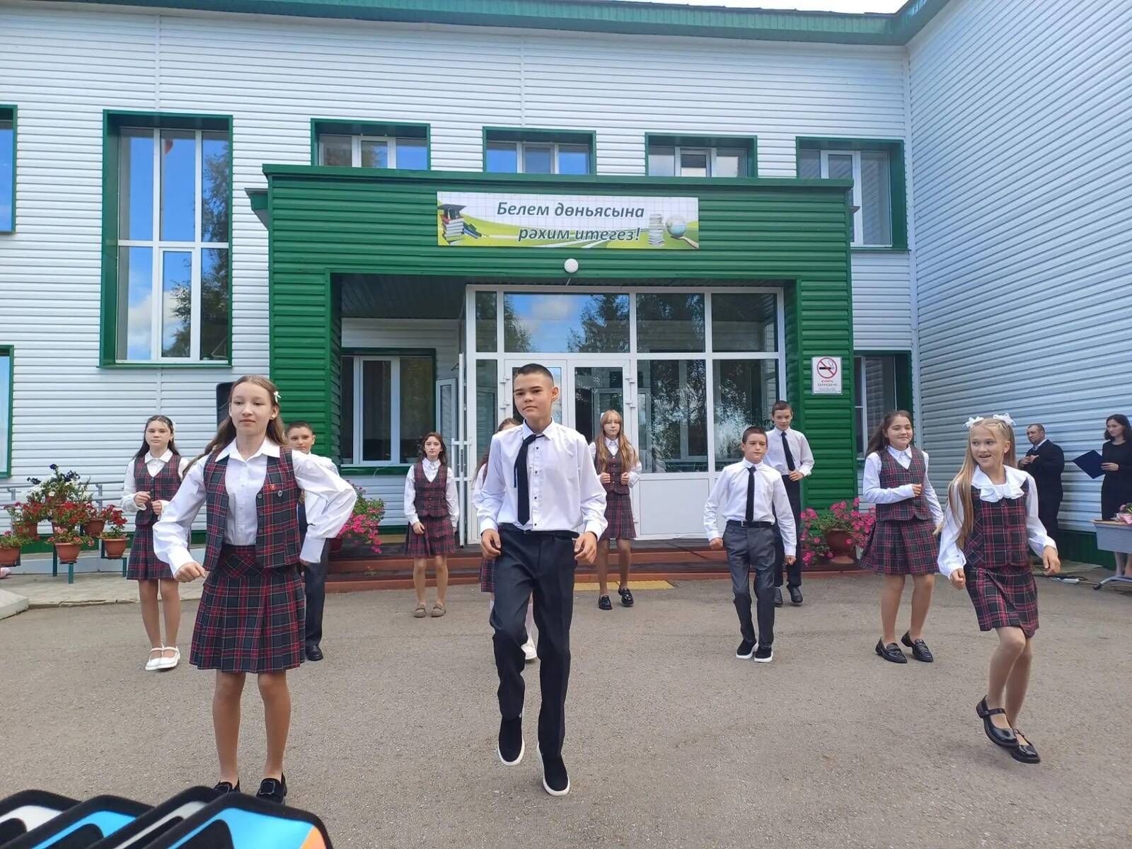 Олы Кибәче урта мәктәбендә яңа уку елы башланды: укучыларга уңышлар һәм кызыклы ачышлар телибез