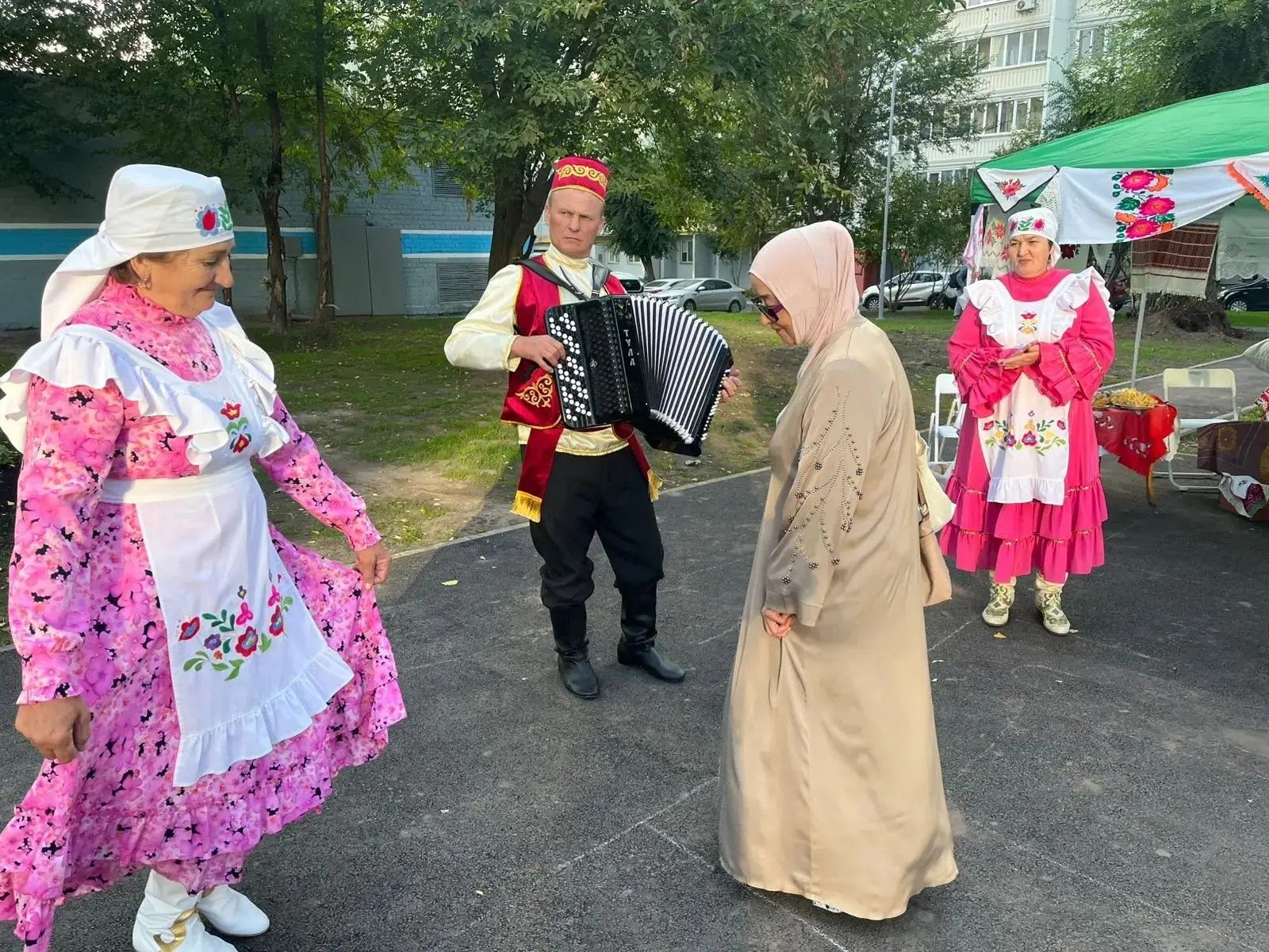 Казанда «Бердәмлек, мәдәният һәм күршеләр бәйрәме»: Кече Шыңарның «Мирас» коллективы чыгышы