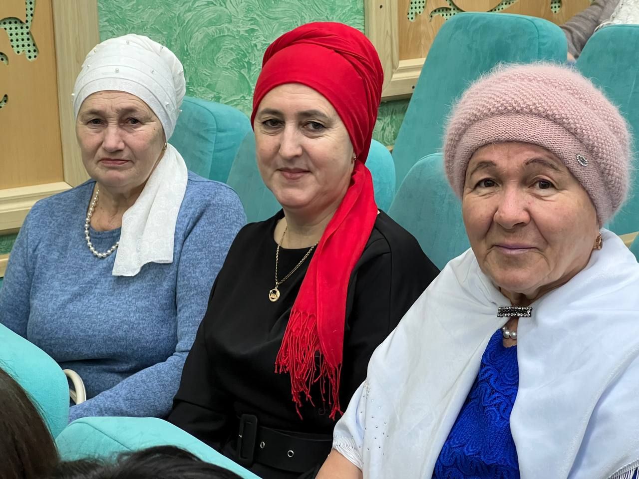 Халыкара хатын-кызлар көне уңаеннан район мәдәният йортында узган бәйрәм чарасыннан фоторепортаж
