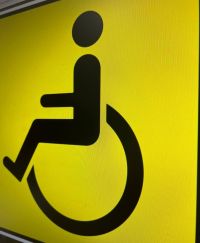 Сәламәт хатын-кыз инвалид ире исемендәге автомобиль белән идарә итә аламы?