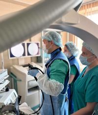 Чаллының Ашыгыч ярдәм хастаханәсе табиблары пациентның үт юлыннан ярмыйча гына зур таш алган