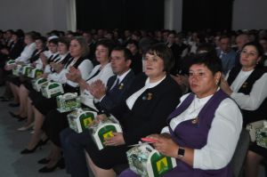 Сабада һөнәри бәйрәмнәре уңаеннан укытучыларны хөрмәтләделәр