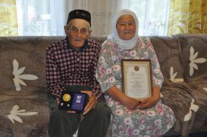 Татар Икшермәсендә яшәүче Рәшидә һәм Мансур Фәрхуллиннар  “Мәхәббәт һәм тугрылык” медаленә лаек булдылар