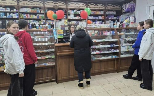 Эзмә урта мәктәбе укучылары даруханәдә булган