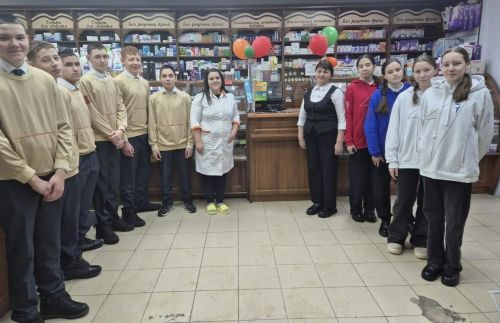 Эзмә урта мәктәбе укучылары даруханәдә булган
