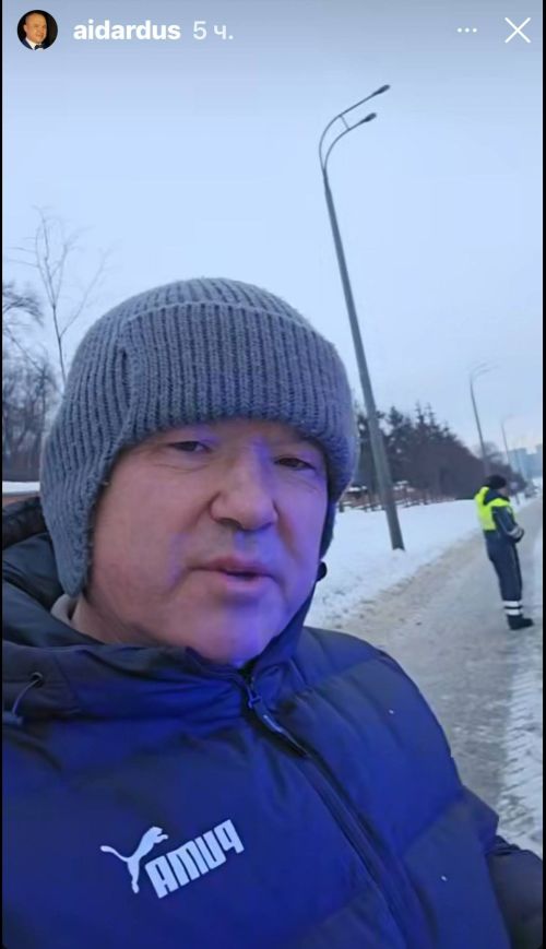 Автор-башкаручы Айдар Тимербаев Казан урамында  машина юлында яткан кешегә ярдәм иткән