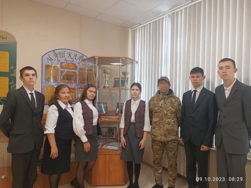 Эзмә урта мәктәбендә СВОдан ялга кайткан Илнур Шәйхуллин белән очраштылар