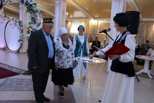 Сабада алтын, бриллиант туйларын билгеләп узучы парларны тәбрикләделәр