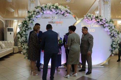 Сабада алтын, бриллиант туйларын билгеләп узучы парларны тәбрикләделәр