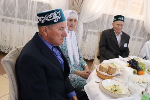Сабада алтын, бриллиант туйларын билгеләп узучы парларны тәбрикләделәр
