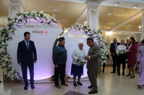 Сабада алтын, бриллиант туйларын билгеләп узучы парларны тәбрикләделәр