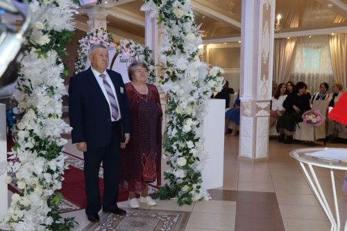 Сабада алтын, бриллиант туйларын билгеләп узучы парларны тәбрикләделәр