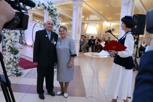 Сабада алтын, бриллиант туйларын билгеләп узучы парларны тәбрикләделәр