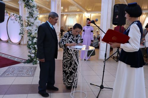 Сабада алтын, бриллиант туйларын билгеләп узучы парларны тәбрикләделәр
