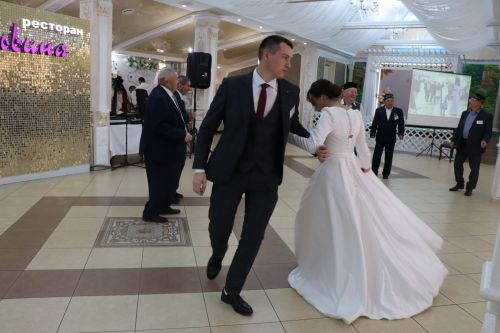Сабада алтын, бриллиант туйларын билгеләп узучы парларны тәбрикләделәр