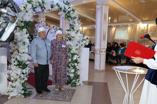Сабада алтын, бриллиант туйларын билгеләп узучы парларны тәбрикләделәр