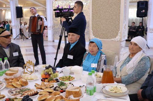 Сабада алтын, бриллиант туйларын билгеләп узучы парларны тәбрикләделәр