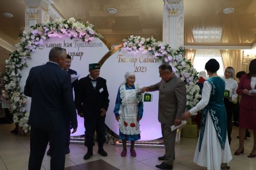 Сабада алтын, бриллиант туйларын билгеләп узучы парларны тәбрикләделәр