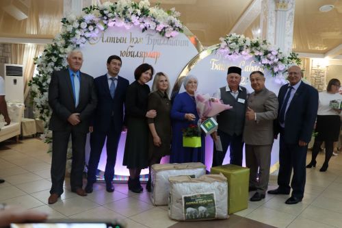 Сабада алтын, бриллиант туйларын билгеләп узучы парларны тәбрикләделәр