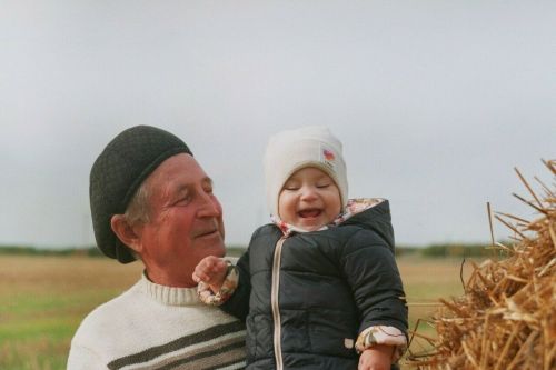 Әби-бабайларны «Иң яхшы оныгым» фотоконкурсында катнашырга чакырабыз