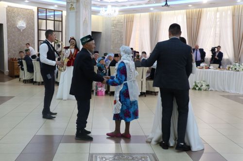 Сабада алтын, бриллиант туйларын билгеләп узучы парларны тәбрикләделәр