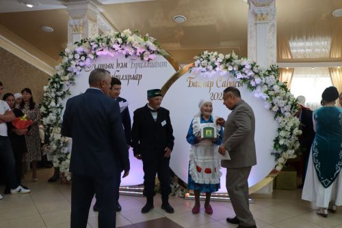 Сабада алтын, бриллиант туйларын билгеләп узучы парларны тәбрикләделәр