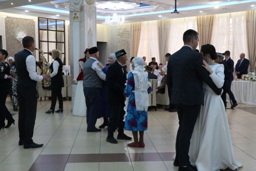 Сабада алтын, бриллиант туйларын билгеләп узучы парларны тәбрикләделәр