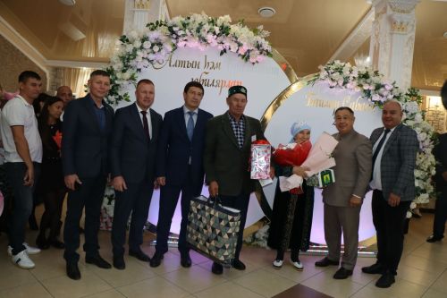 Сабада алтын, бриллиант туйларын билгеләп узучы парларны тәбрикләделәр