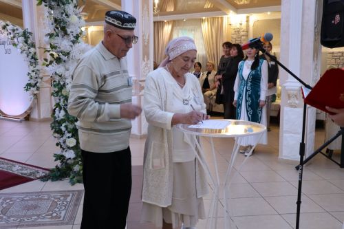 Сабада алтын, бриллиант туйларын билгеләп узучы парларны тәбрикләделәр