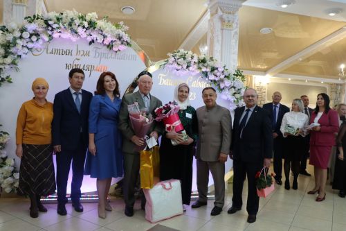 Сабада алтын, бриллиант туйларын билгеләп узучы парларны тәбрикләделәр