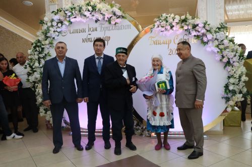 Сабада алтын, бриллиант туйларын билгеләп узучы парларны тәбрикләделәр