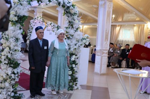 Сабада алтын, бриллиант туйларын билгеләп узучы парларны тәбрикләделәр