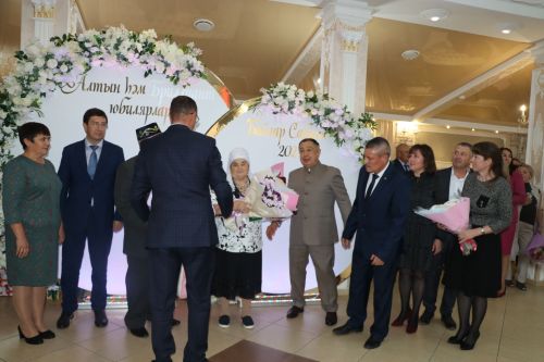 Сабада алтын, бриллиант туйларын билгеләп узучы парларны тәбрикләделәр