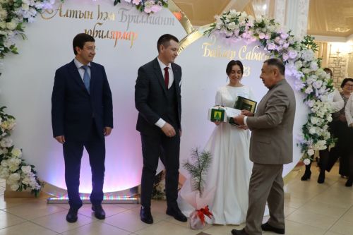 Сабада алтын, бриллиант туйларын билгеләп узучы парларны тәбрикләделәр