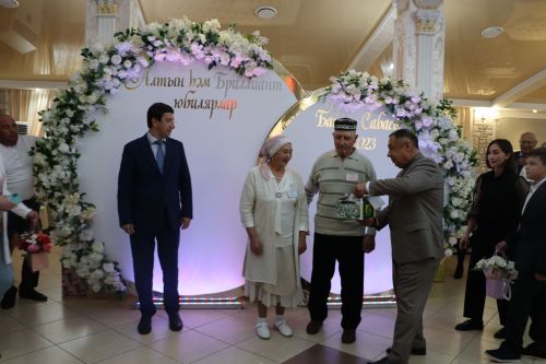 Сабада алтын, бриллиант туйларын билгеләп узучы парларны тәбрикләделәр