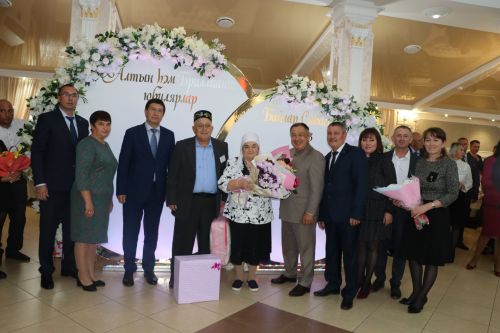 Сабада алтын, бриллиант туйларын билгеләп узучы парларны тәбрикләделәр