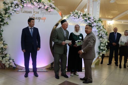 Сабада алтын, бриллиант туйларын билгеләп узучы парларны тәбрикләделәр