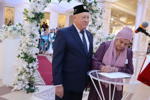 Сабада алтын, бриллиант туйларын билгеләп узучы парларны тәбрикләделәр