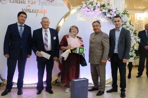 Сабада алтын, бриллиант туйларын билгеләп узучы парларны тәбрикләделәр