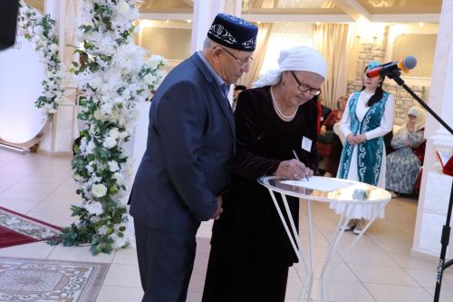 Сабада алтын, бриллиант туйларын билгеләп узучы парларны тәбрикләделәр