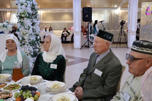 Сабада алтын, бриллиант туйларын билгеләп узучы парларны тәбрикләделәр