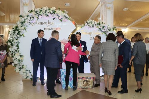 Сабада алтын, бриллиант туйларын билгеләп узучы парларны тәбрикләделәр