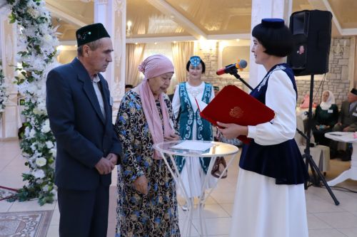 Сабада алтын, бриллиант туйларын билгеләп узучы парларны тәбрикләделәр