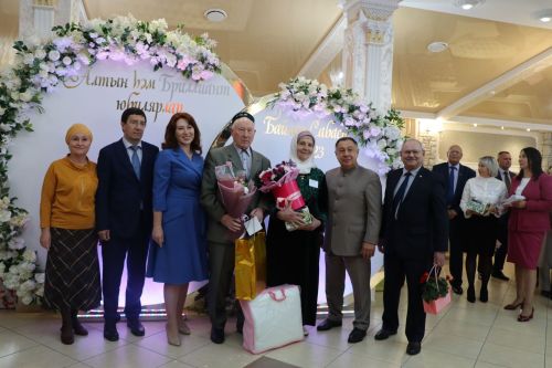 Сабада алтын, бриллиант туйларын билгеләп узучы парларны тәбрикләделәр