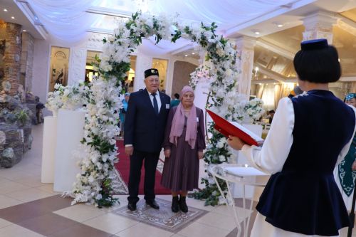 Сабада алтын, бриллиант туйларын билгеләп узучы парларны тәбрикләделәр