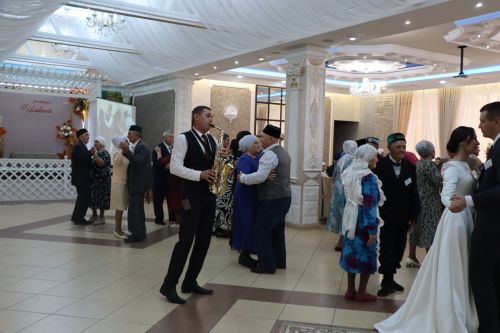 Сабада алтын, бриллиант туйларын билгеләп узучы парларны тәбрикләделәр