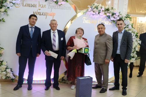 Сабада алтын, бриллиант туйларын билгеләп узучы парларны тәбрикләделәр
