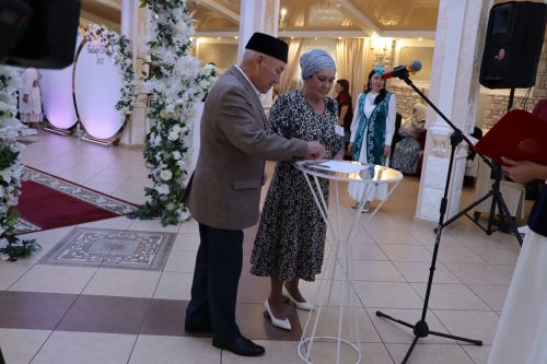 Сабада алтын, бриллиант туйларын билгеләп узучы парларны тәбрикләделәр