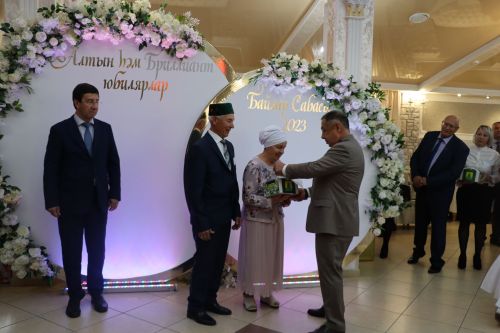 Сабада алтын, бриллиант туйларын билгеләп узучы парларны тәбрикләделәр